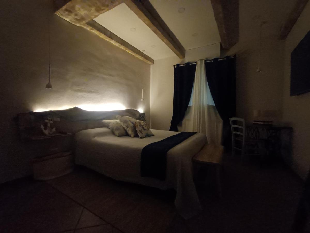 Chez Luis Apartment อิมเปรีอา ภายนอก รูปภาพ