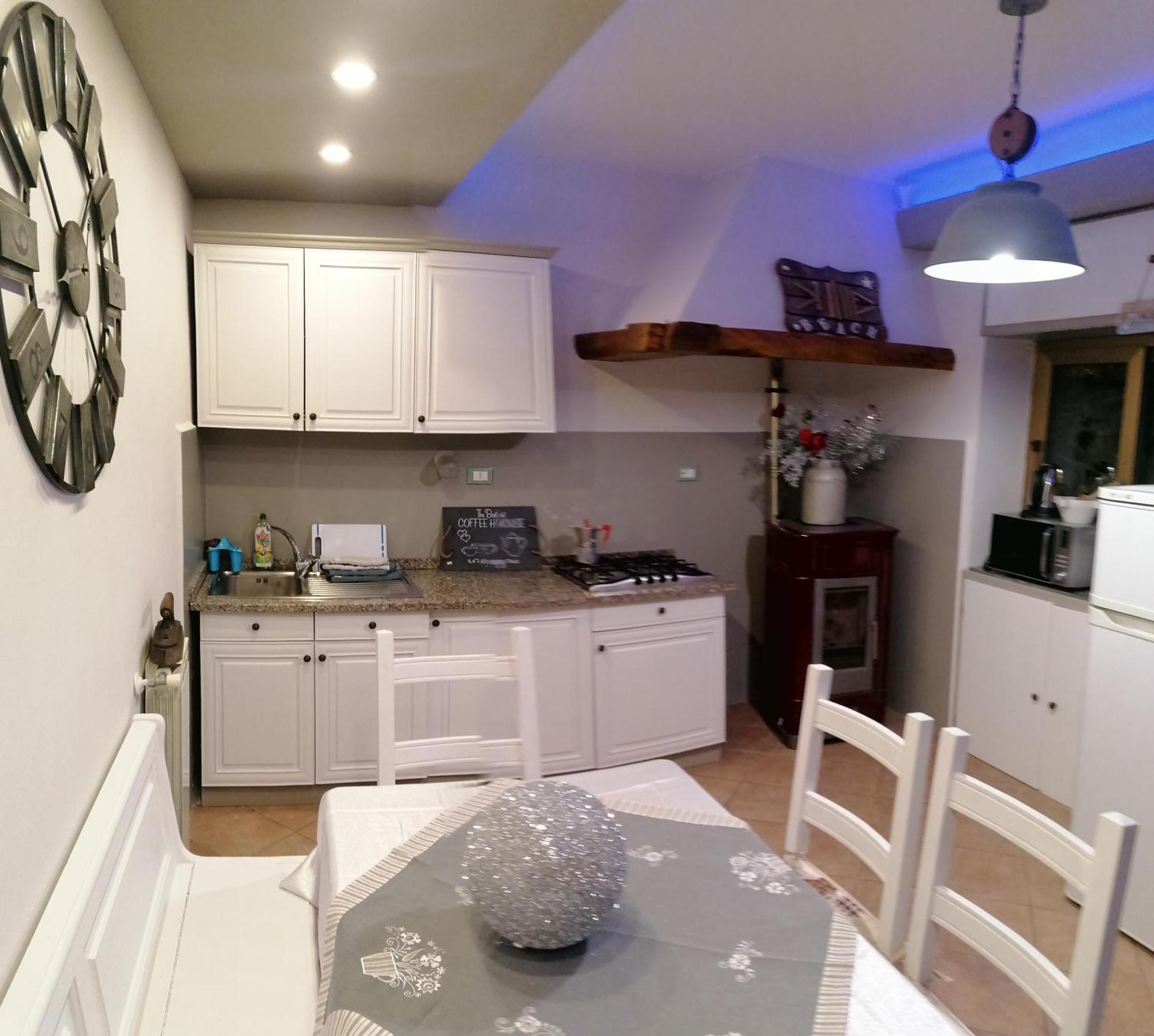Chez Luis Apartment อิมเปรีอา ห้อง รูปภาพ
